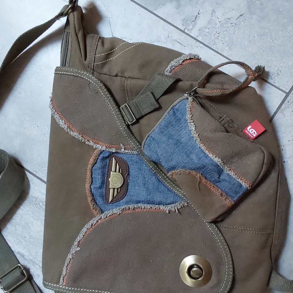 Under Gear Uniqe Messenger. Designer Used A Real Military Bag For His Design.
